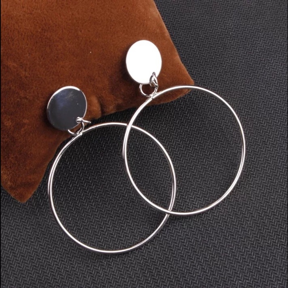 A pair of earring in Golden color - Picture 2 of 4